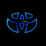 5D LED emblemos &scaron;viesa Toyota Corolla Camry RAV4 Highlander Yaris Vios Crown Prius priekinėms grotelėms ir galinei bagažinei Automobilio aksesuarai PE83 13cmX9cm