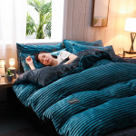 Keturių dalių žiemos triu&scaron;io aksomo patalynės komplektas: Flaneliniai antklodžių užvalkalai ir &scaron;iltos sutir&scaron;tintos antklodės 1.5m Bed (Duvet Cover 200x230cm, Four-piece Set)