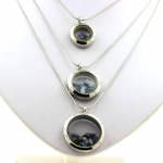Pierres et Min&eacute;raux. Collier Benitoite brut. Mod&egrave;le M&eacute;daillon 25 mm. Couleur Argent.