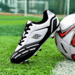 Vaiki&scaron;ki futbolo bateliai Vyri&scaron;ki futbolo bateliai paauglių varžybos Treniruotės smaigalys Sportiniai bateliai Futbolo batai 45