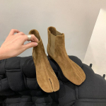 Mada Laisvalaikis Tabi Split-toe Moteri&scaron;ki Batai Tamsiai Rudos Zom&scaron;os Odos Užslidinami Plok&scaron;čiapadžiai Kulniukai Aulinukai Botas Feminina Batai Moteri&scaron;ki Aulinukai 35 ruda