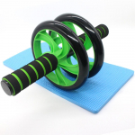 &bdquo;Ab Roller Wheel&ldquo; pilvo mank&scaron;tos volelis &ndash; klasikinis dvigubas ratas su putplasčio rankenomis &ndash; yra ypač storas kelių pagalvėlė
