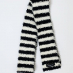 KOOKEESEE Pūkuotas dryžuotas megztas &scaron;alikas (Dramblio kaulo/Juoda) Ivory Black