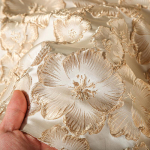50x145cm Auksinės &Scaron;ilkinės Slyvos Žiedų 3D Žakardinis Audinys Reljefinis Tekstūros Siuvinėjimas Kinų Stiliaus Cheongsam Suknelės Siuvimo Medžiaga 50x145cm beige