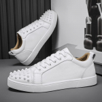Vyri&scaron;ki balti laisvalaikio sportbačiai su kniedėmis ir raudonu padu - Madingi mikropluo&scaron;to odiniai batai Size 44