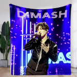 Dimash Kudaibergen scenos pasirodymo pledas - Mink&scaron;tas, jaukus apklotas su ry&scaron;kiu koncertiniu dizainu, su juodu užtrauktuku ir stulbinančiu 30x40in
