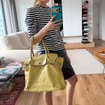 Didelės talpos PU pirkinių krep&scaron;ys moterims 2026 Street Style Vienos peties su dvigubomis rankenomis Minimalistinis vienspalvis Yellow black