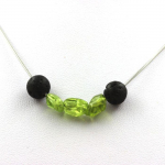 Pierres et Min&eacute;raux. Collier perles Lave 8 mm + P&eacute;ridot de Myanmar (Birmanie) Chaine en acier inoxydable.