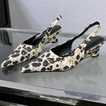 Madingi moteri&scaron;ki sandalai su smailiais pir&scaron;tais ir leopardo ra&scaron;tu 2025 m. vasaros naujiena Madingi platforminiai kulniukai Tu&scaron;čiaviduriai Prabangūs moteri&scaron;ki batai Banketui Madingi Seksualūs įsispiriami sandalai 35 abrikosas