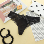 Seksualūs nėriniuoti G stringi apatiniai moteri&scaron;ki medvilninės kelnaitės su nugara K53 one size juoda