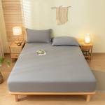 Mink&scaron;ta ir lygi vienspalvė &scaron;lifuota medvilninė paklodė viengulėms ir dvigulėms lovoms, užtikrinanti komfortą ir apsaugą nuo dulkių. 200cm*220cm Single Fitted Sheet &scaron;viesiai pilka spalva