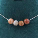 Pierres et Min&eacute;raux. Collier 4 perles Bois p&eacute;trifi&eacute; 8 mm. Chaine en acier inoxydable Collier femmes, hommes. Taille personnalisable.