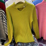 Tu&scaron;čiaviduriai megztiniai su apvalia kakle, megzti madingi ploni vir&scaron;utiniai drabužiai moterims