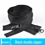 Dvigubai atidarytas Nr. 5 juodi dervos užtrauktukai pūkinėms striukėms, kurių ilgis nuo 15 iki 100 cm.