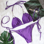 2021 m. europieti&scaron;kas ir amerikieti&scaron;kas &scaron;ventinis bikinis: Seksualus vienspalvis maudymosi kostiumėlis su cirkoniais ir metaliniais akcentais bei perpjautomis petne&scaron;ėlėmis Medium violetinė