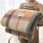 Doudou koralinio aksomo sofa ir lovos pledas 230x250 cm