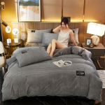 Keturių dalių žiemos triu&scaron;io aksomo patalynės komplektas: Flaneliniai antklodžių užvalkalai ir &scaron;iltos sutir&scaron;tintos antklodės 1.8m Bed (Duvet Cover 200x230cm, Four-piece Set)