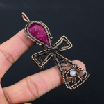 Laboratorijoje sukurtas rubino brangakmenis Papuo&scaron;alai Vario viela apvyniotas Rankų darbo Ankh pakabukas 3.35 Inches rožinė