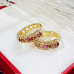 Prabangūs subtilūs lankiniai auskarai su vaivoryk&scaron;tės spalvų kristalais, esteti&scaron;ki moteri&scaron;ki ausų aksesuarai vakarėliui, aukso spalvos papuo&scaron;alai