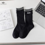 Angoros raudonos moteri&scaron;kos kojinės madingos su Min raide vidutinio ilgio kojinės mergaitėms moterims spalvų bloko su riestu kra&scaron;tu one size juoda