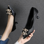 Naujo stiliaus smailūs stiletto auk&scaron;takulniai didelio dydžio plius dydžio plius pločio perlo sagtimi moteri&scaron;ki vieni batai drugelio vestuviniai batai 34 juoda