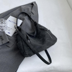 Yogodlns Matte Leather Moteri&scaron;kas pečių krep&scaron;ys Didelės talpos žiemos kelionių moteri&scaron;kos rankinės Crossbody Bags Prekės ženklo dizainas Pirkėjų krep&scaron;iai 31x11x24cm juoda