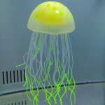 Fluorescencinis medūzos rezervuaro dekoravimas Autenti&scaron;kas imitacinis trimito auksinės žuvelės dekoras žalia
