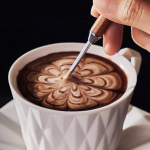Nerūdijančio plieno kavos dekoravimo meninis ra&scaron;iklis medinė rankena Latte traukiama gėlių adata Barista įrankis Kavos priedai modeliavimo įrankis