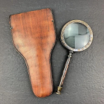 Žalvarinis Manifer didinamasis stiklas su odiniu laikymo dėklu, Rankų darbo didinamasis lancetas, Klasikinė i&scaron;vaizda M aero