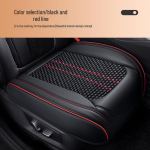 Visą sezoną skirtas automobilio sėdynės pagalvėlių rinkinys pagrindiniam vairuotojui, su odine ir ledine &scaron;ilko medžiaga ventiliacijai ir neslidžioms savybėms. Line Square Pad juoda/raudona