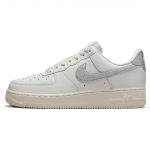 Nike Air Force 1 07 Essential Sidabrinis Swoosh Moteri&scaron;ki sportbačiai Balti Summit-White Metallic-Silver DQ7569-100 36.5
