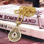 Nauji aukso spalvos moteri&scaron;ki kaklo karoliai tu&scaron;čiaviduriai metaliniai arabesko lapeliai, ilgi karoliai, grandinėlė nuotakos vestuvių papuo&scaron;alai raudona