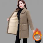 Vidutinio amžiaus pagyvenusių moterų pliu&scaron;inis, sutir&scaron;tintas avienos vilnos paltas Motinos ka&scaron;myras Vidutinio ilgio granuliuotas žieminis XL gelsvai ruda