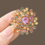 Prabangios spalvotos deimantinės kiaulpienės sagės &ndash; eleganti&scaron;kas moteri&scaron;kas smeigtukas drabužiams