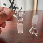 14&nbsp;Mm skaidraus stiklo dubuo su rankena, skirtas laboratoriniam piltuvo tipo chemijos reikmenims