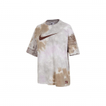 Nike Vandens plovimo rai&scaron;tu dažyta logotipinė trumpomis rankovėmis medvilninė mar&scaron;kinėlė moterims, laisvalaikio, apvalia i&scaron;kirpte, Amerikieti&scaron;ko vintage stiliaus, chaki spalvos FJ7731-030 S