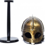 Vikingų viduramžių &scaron;arvų kario &scaron;almas su mediniu stovu
