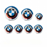 7 vnt. Priekinio gaubto emblema BMW 50-mečio logotipas 82 mm+Galinis ženkliukas 74 mm+Rato stebulės gaubtelis 68 mm+Vairo lipdukas 45 mm mėlyna