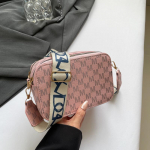 Grynos spalvos vieno peties mažas kvadratinis krep&scaron;ys su plačiu peties dirželiu ir skersiniu krep&scaron;iu gali būti dedamas su ma&scaron;ina Mini(Max Length<20cm)