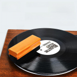 Aksominis vinilinių plok&scaron;telių valymo rinkinys: Medinis kempininis &scaron;epetys retro fonografui dulkėms valyti Vinyl record brush, Velvet, wood,