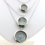 Pierres et Min&eacute;raux. Collier Aigue-Marine brut. Mod&egrave;le M&eacute;daillon 20 mm. Couleur Argent.