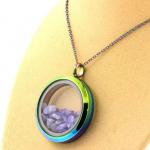 Pierres et Min&eacute;raux. Collier Tanzanite brut. Mod&egrave;le multicolore.