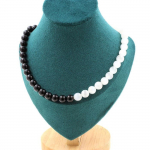 Pierres et Min&eacute;raux. Collier perles Selenite du Maroc + Agate noire 8 mm. Chaine en acier Collier femmes, hommes. Taille personnali