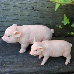 Kiaulės figūrėlės rinkinys du tėvai ir vaikas kiaulės gyvūno ornamentas sodo objektas sodininkystės gatvės vežimėlis interjero įvairios prekės vitrina kiemo įėjimo objektas.