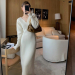 Eleganti&scaron;ka ilga balta mezgimo suknelė moteri&scaron;ka žieminė V formos i&scaron;kirptė ilgomis rankovėmis Bodycon suknelė Korėjieti&scaron;ka moteri&scaron;ka senovinė suknelė auk&scaron;tu juosmeniu L balta