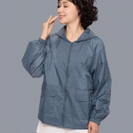 Apsauginiai nuo saulės drabužiai moterims, vilkinčioms lengvus vir&scaron;utinius drabužius ilgomis rankovėmis. Laisvalaikio ir kvėpuojantys vidutinio ir vyresnio amžiaus drabužiai su gobtuvu M plytų raudona spalva