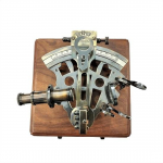 Antikvarinis jūrinis sekstantas, Vintažiniai jūriniai astrolabai, Laivo instrumentai su medine dėžute