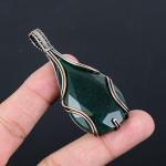 Laboratorijoje sukurti smaragdo brangakmenio, gryno vario viela apvynioti rankų darbo pakabukai 2.87 Inches žalia