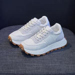 Balti batai Moteri&scaron;ki batai lentynoje stora apačia paauk&scaron;tinta tėčio avalynė, atspari dėvėjimuisi apvalia galva, kvėpuojanti didesnio dydžio