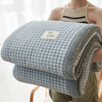 Doudou koralinio aksomo sofa ir lovos pledas 120x200 cm